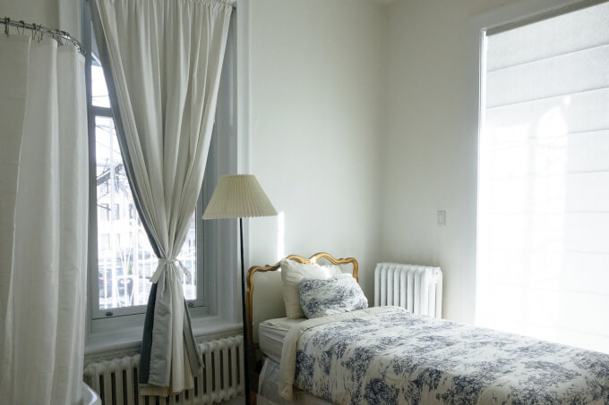 Tende moderne per la camera da letto: 3 stili da provare